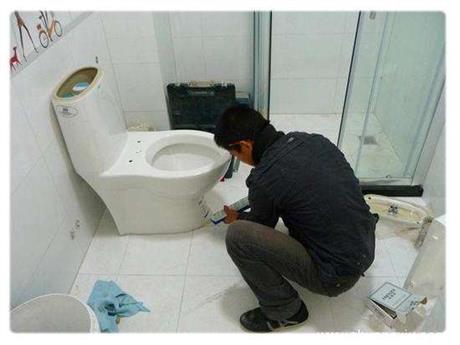 马桶底坐边圆松动漏水维修